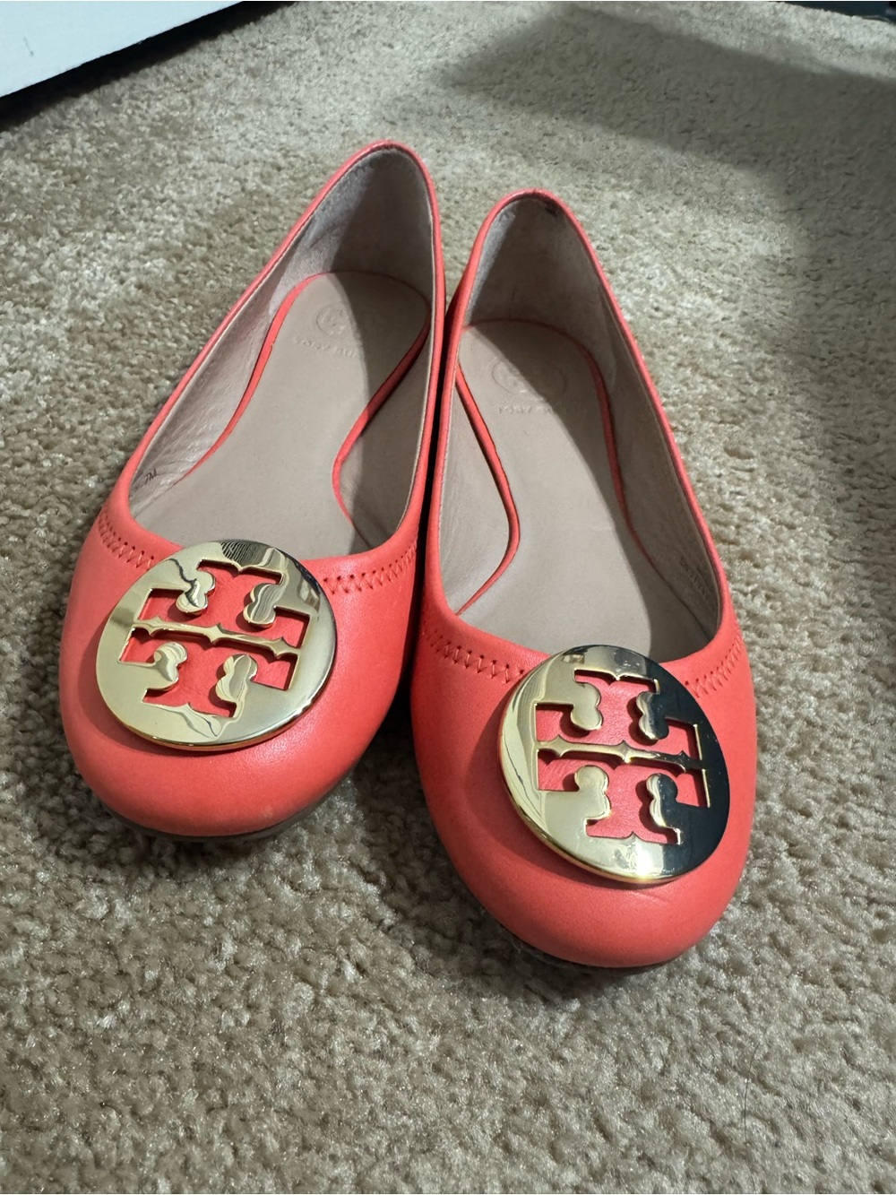 Woman’s Tory Burch Reva Poppy Coral Leather GOLD Logo Ballet Flat Shoe Size 7